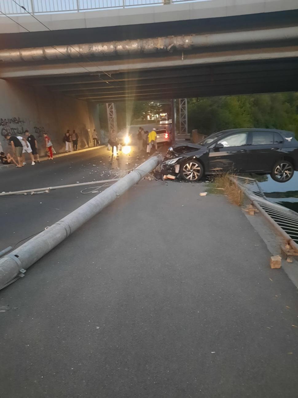 Doi copii au furat o maşină, în Bucureşti, şi au fost la un pas de moarte după un accident teribil 852610