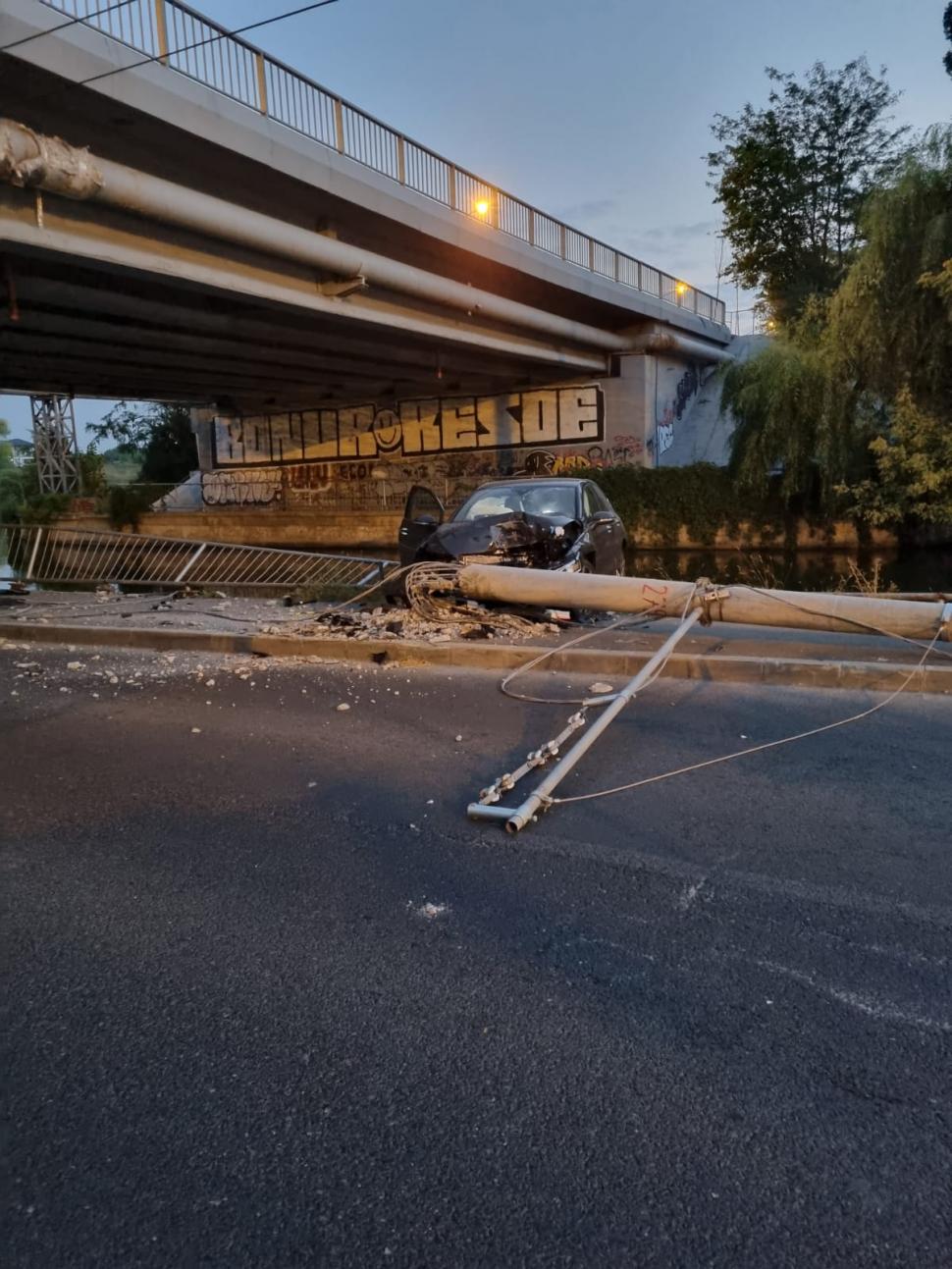 Doi copii au furat o maşină, în Bucureşti, şi au fost la un pas de moarte după un accident teribil 852611