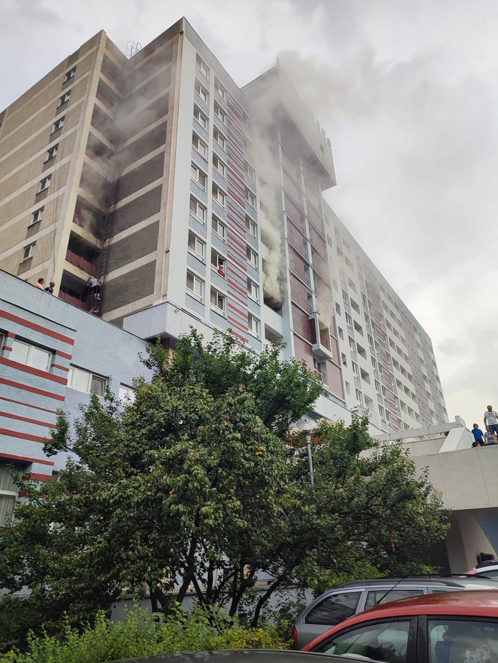 Incendiu violent la Hotel Mureș din Băile Felix. Turiștii au scăpat de flăcări pe scara exterioară a clădirii 852563