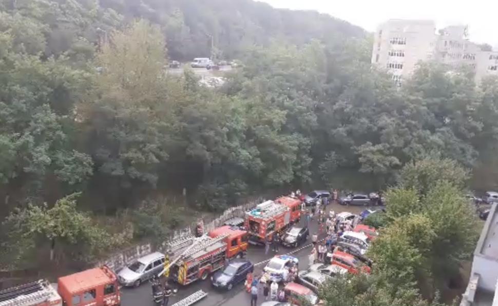 Incendiu violent la Hotel Mureș din Băile Felix. Turiștii au scăpat de flăcări pe scara exterioară a clădirii 852582