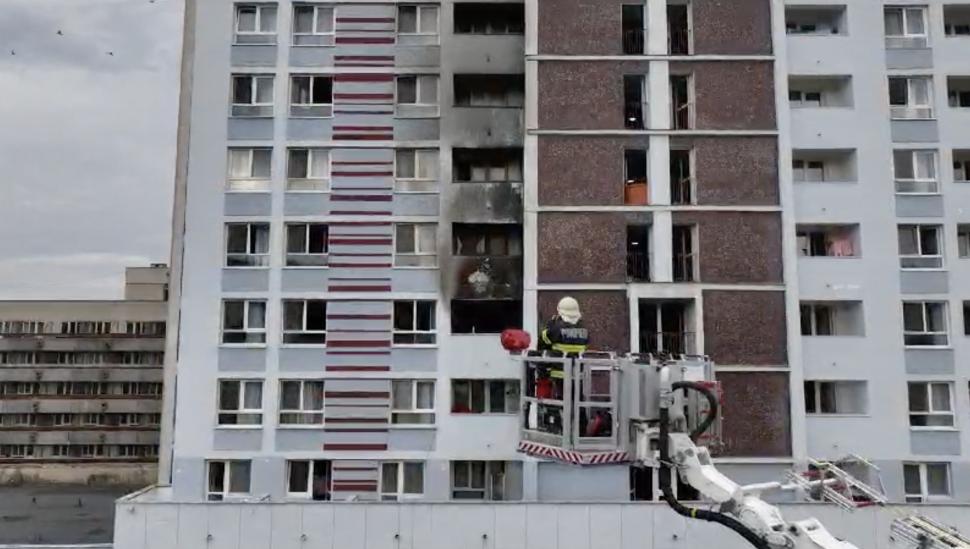 Incendiu violent la Hotel Mureș din Băile Felix. Turiștii au scăpat de flăcări pe scara exterioară a clădirii 852583