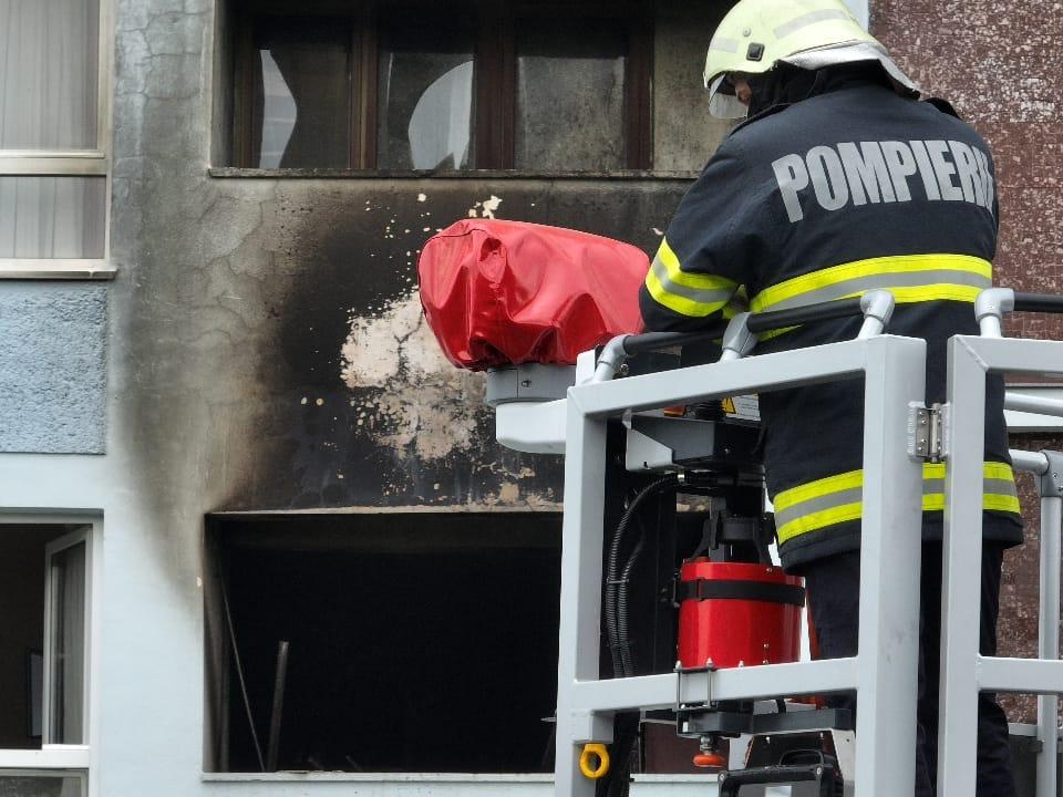 Incendiu violent la Hotel Mureș din Băile Felix. Turiștii au scăpat de flăcări pe scara exterioară a clădirii 852584