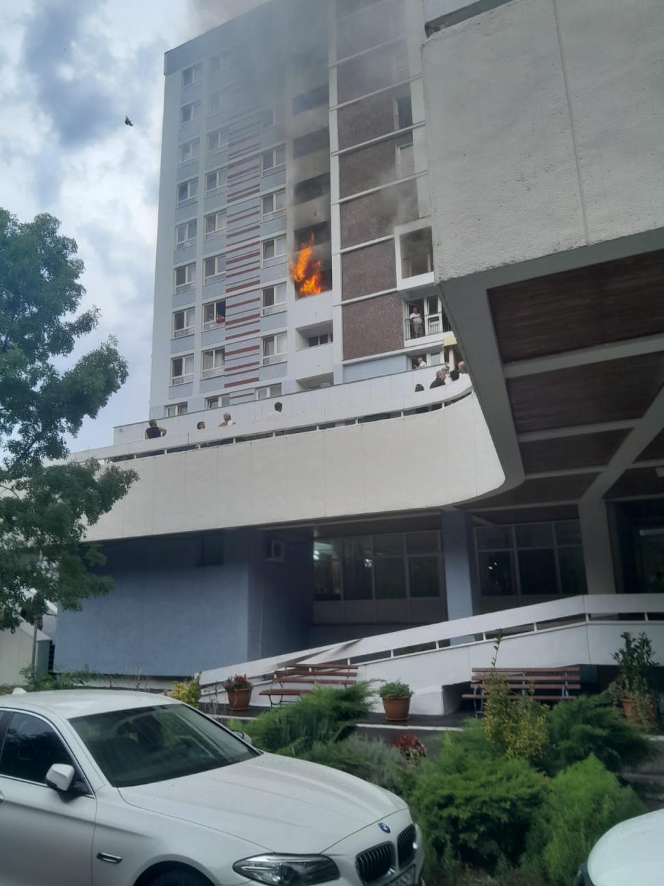 Incendiu violent la Hotel Mureș din Băile Felix. Turiștii au scăpat de flăcări pe scara exterioară a clădirii 852585