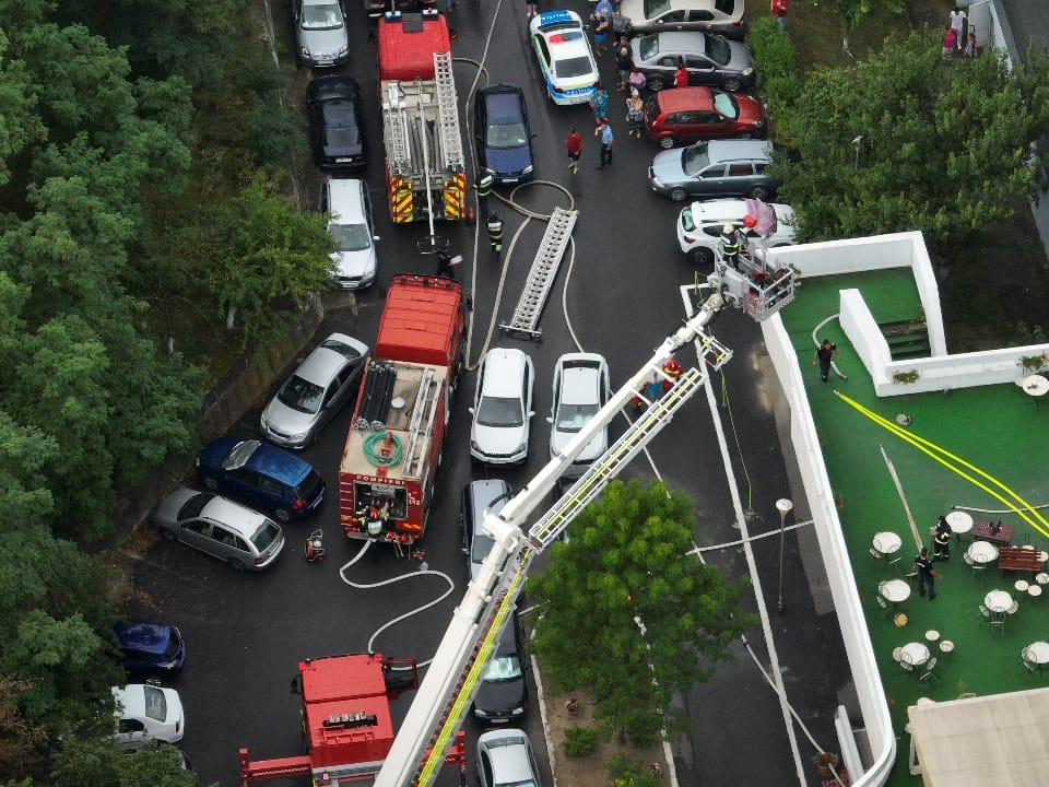 Incendiu violent la Hotel Mureș din Băile Felix. Turiștii au scăpat de flăcări pe scara exterioară a clădirii 852587