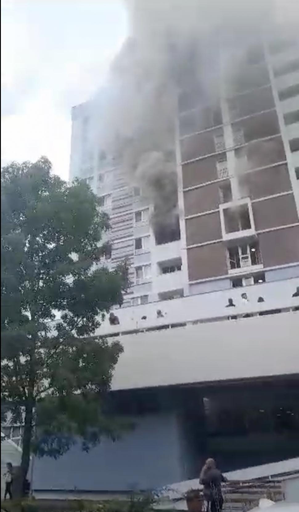 Incendiu violent la Hotel Mureș din Băile Felix. Turiștii au scăpat de flăcări pe scara exterioară a clădirii 852588