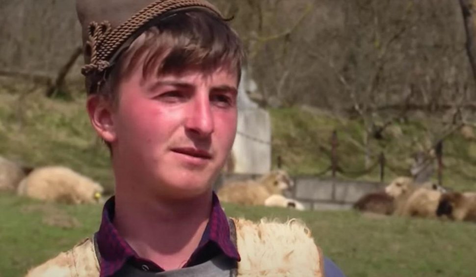 ”E atâta de greu printre străini” Ionuț a ales să revină în satul natal, în Mureș, pentru a crește oi, după ce a muncit din greu în Germania