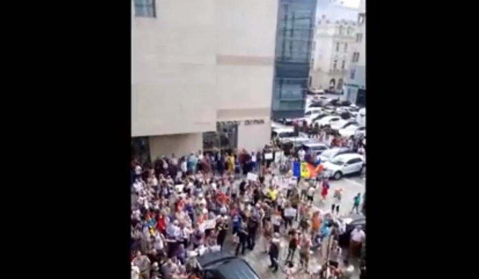 Jandarmeria, despre protestele de la Ministerul Sănătăţii: "Organizatorul a îndemnat participanții să pătrundă în clădirii" 852686