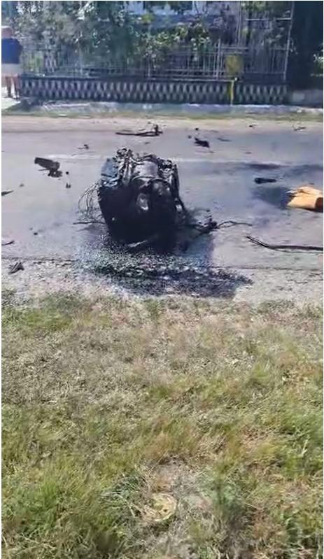 Motorul unui BMW a ajuns pe mijlocul drumului, după ce un tânăr, cu permisul de conducere suspendat, a pierdut controlul volanului 852854