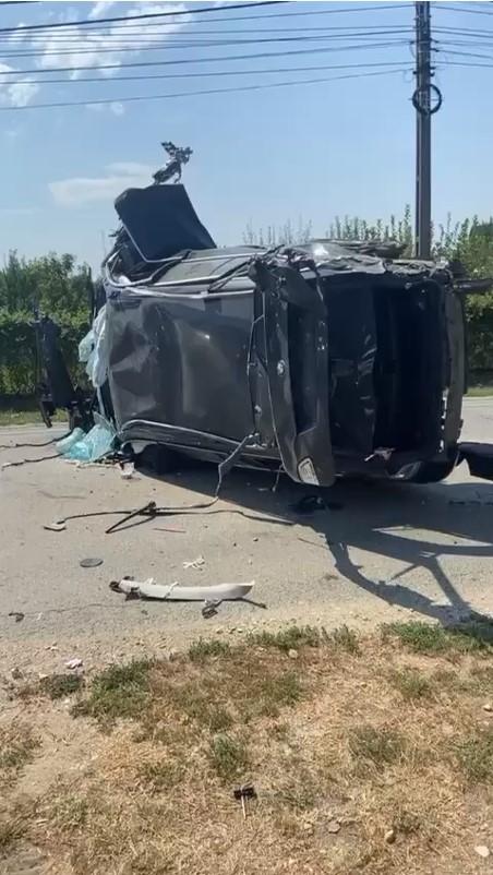 Motorul unui BMW a ajuns pe mijlocul drumului, după ce un tânăr, cu permisul de conducere suspendat, a pierdut controlul volanului 852856