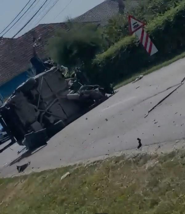 Motorul unui BMW a ajuns pe mijlocul drumului, după ce un tânăr, cu permisul de conducere suspendat, a pierdut controlul volanului 852857