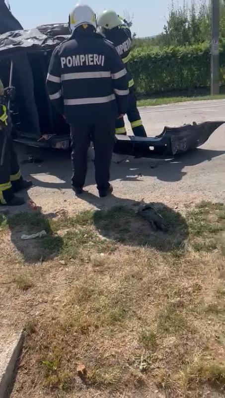 Motorul unui BMW a ajuns pe mijlocul drumului, după ce un tânăr, cu permisul de conducere suspendat, a pierdut controlul volanului 852859