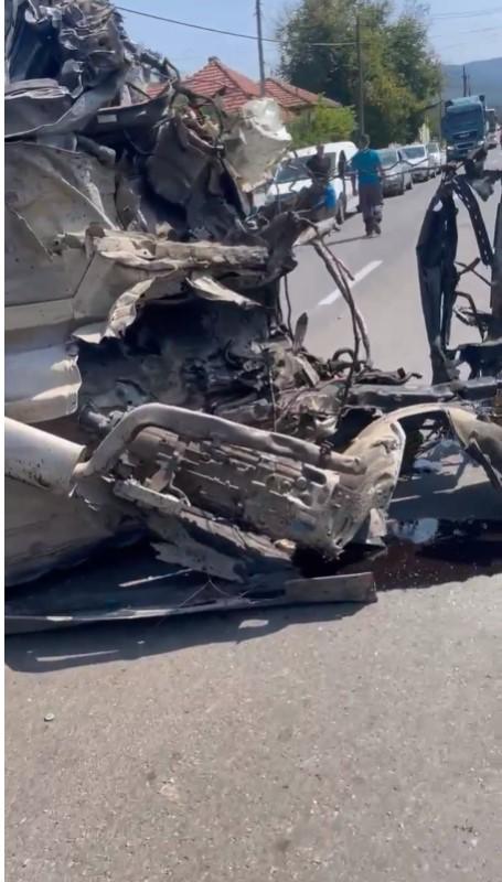 Motorul unui BMW a ajuns pe mijlocul drumului, după ce un tânăr, cu permisul de conducere suspendat, a pierdut controlul volanului 852860