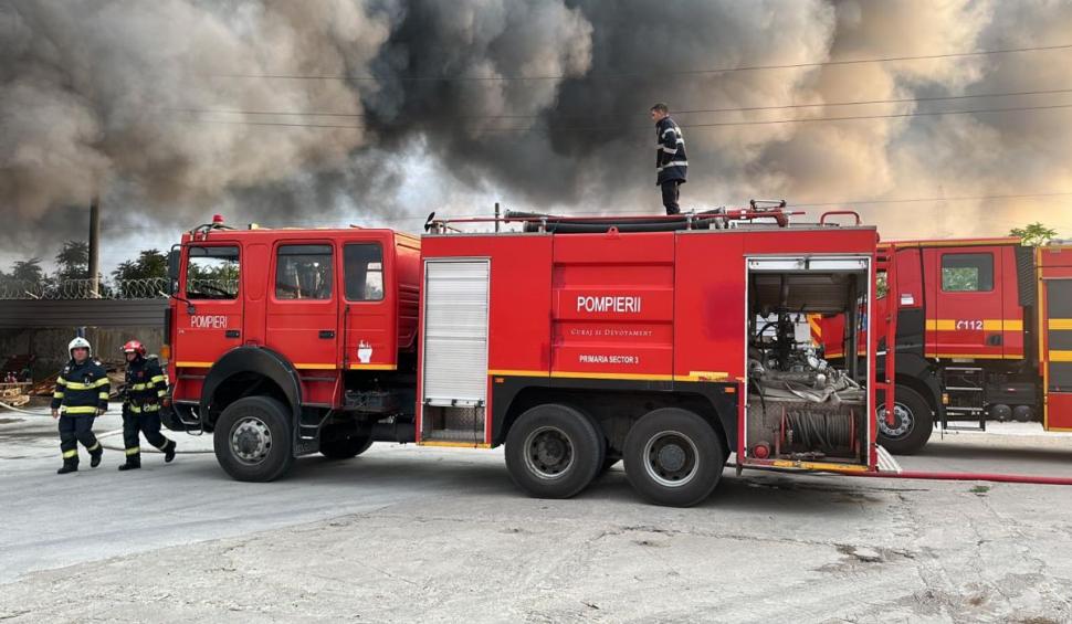 Incendiu de proporții la un depozit din localitatea Glina. A fost emis mesaj RoAlert 852894