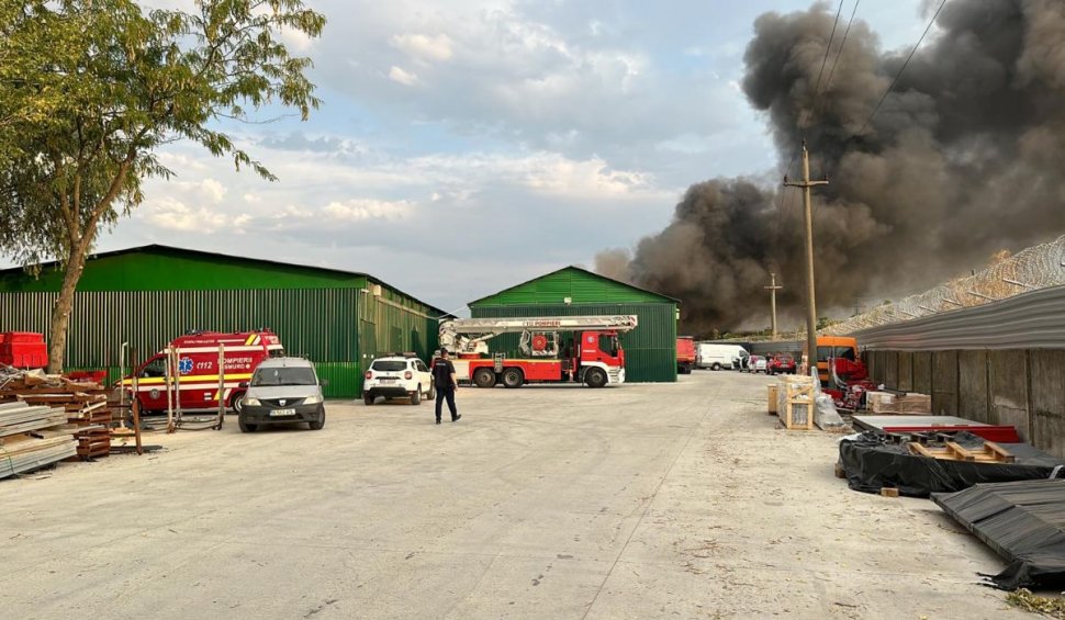Incendiu de proporții la un depozit din localitatea Glina. A fost emis mesaj RoAlert