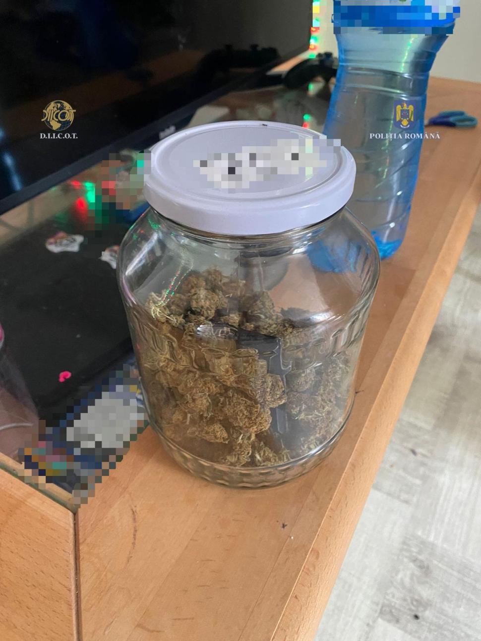 Tânăr din Craiova, prins în flagrant de DIICOT când vindea peste jumătate de kilogram de droguri 852814