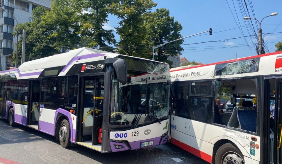 Două autobuze s-au ciocnit, după ce unuia i-ar fi cedat frânele, în Pitești 853063