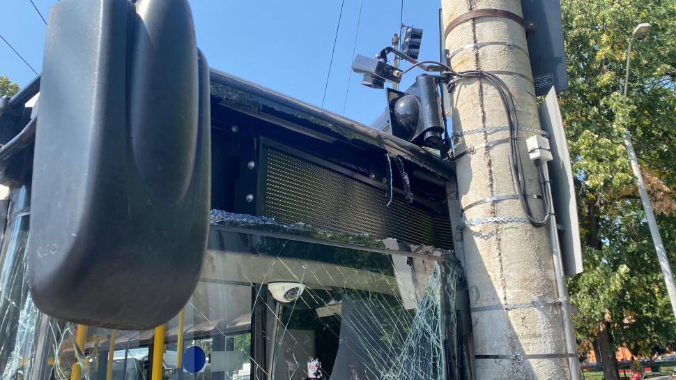 Două autobuze s-au ciocnit, după ce unuia i-ar fi cedat frânele, în Pitești 853065