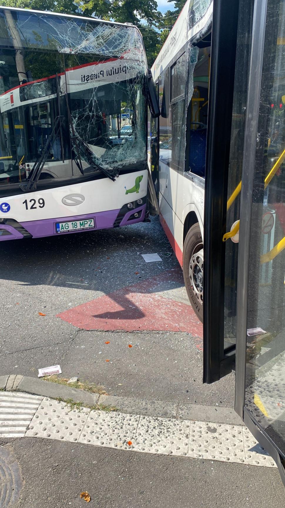 Două autobuze s-au ciocnit, după ce unuia i-ar fi cedat frânele, în Pitești 853066