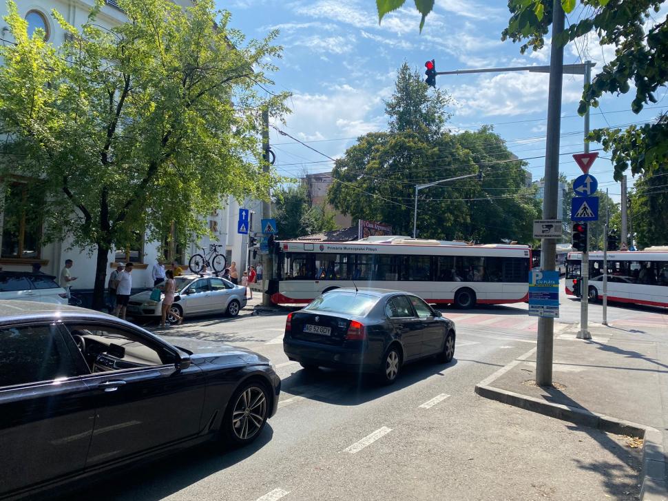 Două autobuze s-au ciocnit, după ce unuia i-ar fi cedat frânele, în Pitești 853067