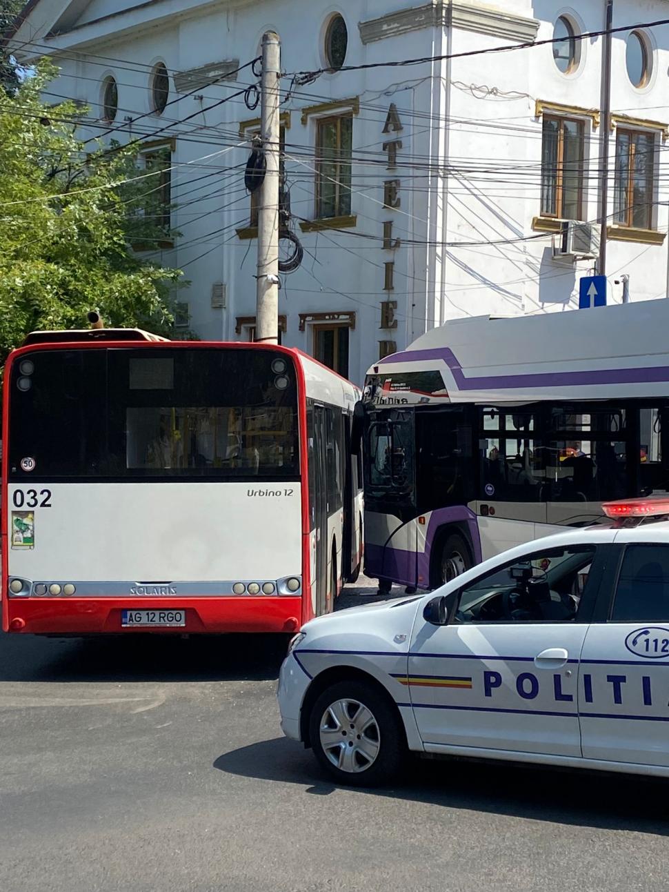Două autobuze s-au ciocnit, după ce unuia i-ar fi cedat frânele, în Pitești 853068