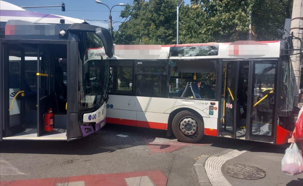 Două autobuze s-au ciocnit, după ce unuia i-ar fi cedat frânele, în Pitești 853069