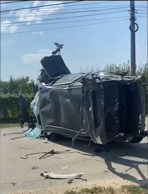 Momentul în care motorul unei maşini zboară pe şosea, autoturismul se rostogoleşte de mai multe ori, se dezintegrează, iar şoferul scapă cu viaţă, în Maramureş 853023