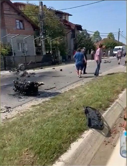 Momentul în care motorul unei maşini zboară pe şosea, autoturismul se rostogoleşte de mai multe ori, se dezintegrează, iar şoferul scapă cu viaţă, în Maramureş 853024