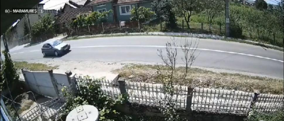 Momentul în care motorul unei maşini zboară pe şosea, autoturismul se rostogoleşte de mai multe ori, se dezintegrează, iar şoferul scapă cu viaţă, în Maramureş 853025