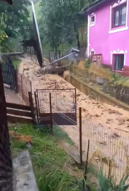 Imaginile dezastrului provocat de inundații în Bistrița-Năsăud. Apele distrug tot ce întâlnesc în cale 853238