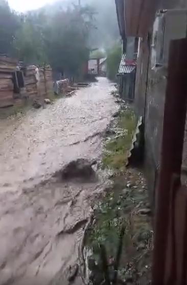 Imaginile dezastrului provocat de inundații în Bistrița-Năsăud. Apele distrug tot ce întâlnesc în cale 853240