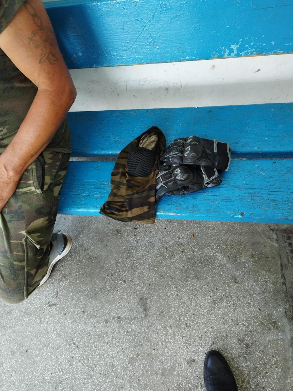 Panică în centrul orașului Târgu Jiu: Un bărbat s-a plimbat printre trecători cu un pistol la vedere și îmbrăcat în haine de militar 853222