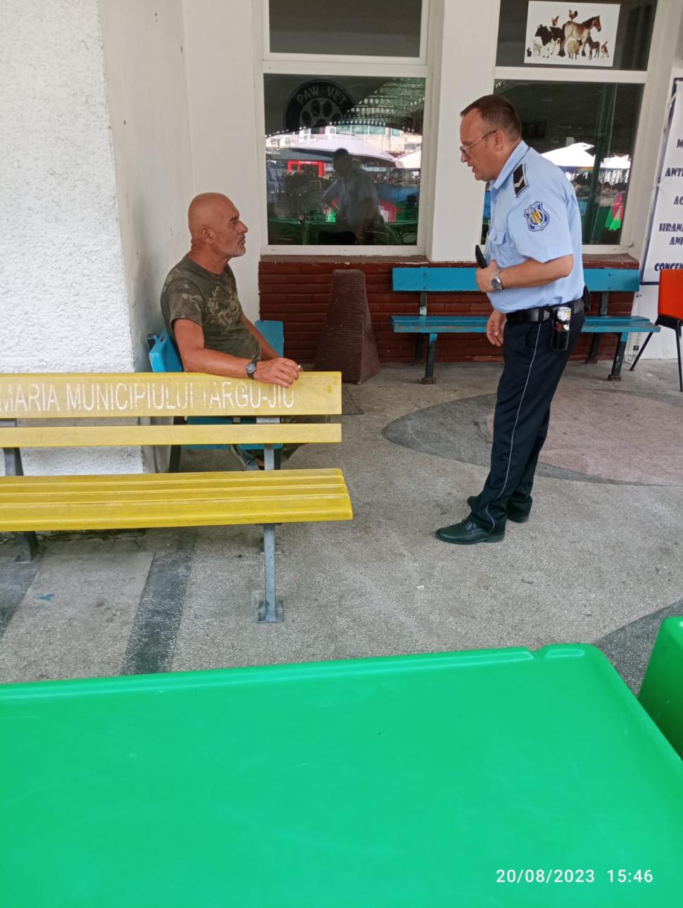 Panică în centrul orașului Târgu Jiu: Un bărbat s-a plimbat printre trecători cu un pistol la vedere și îmbrăcat în haine de militar 853224