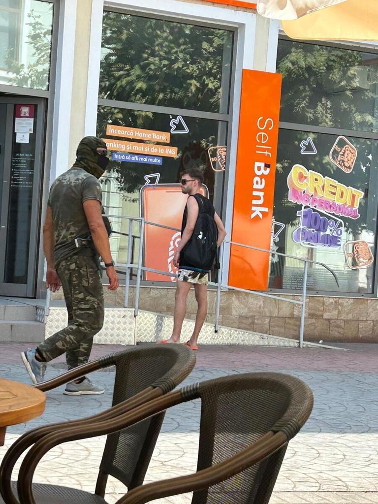 Panică în centrul orașului Târgu Jiu: Un bărbat s-a plimbat printre trecători cu un pistol la vedere și îmbrăcat în haine de militar 853225