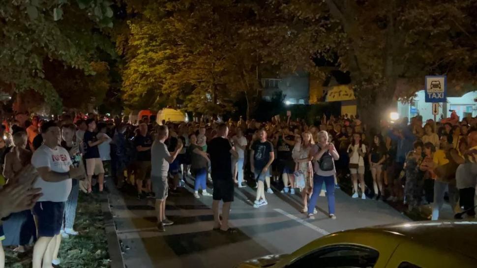 ”Vrem dreptate pentru Alexandra!” Sute de oameni își strigă indignarea în fața spitalului din Botoșani unde Alexandra, tânăra mămică a trei copii, s-a stins din viață 853257