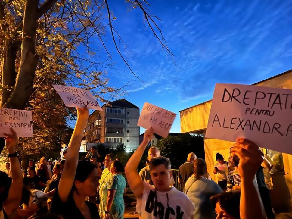 ”Vrem dreptate pentru Alexandra!” Sute de oameni își strigă indignarea în fața spitalului din Botoșani unde Alexandra, tânăra mămică a trei copii, s-a stins din viață 853258