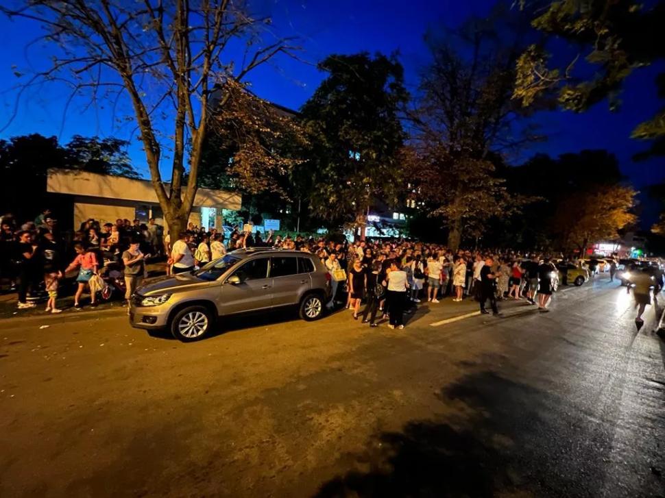 ”Vrem dreptate pentru Alexandra!” Sute de oameni își strigă indignarea în fața spitalului din Botoșani unde Alexandra, tânăra mămică a trei copii, s-a stins din viață 853259