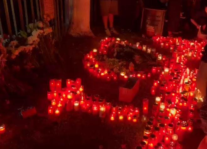 ”Vrem dreptate pentru Alexandra!” Sute de oameni își strigă indignarea în fața spitalului din Botoșani unde Alexandra, tânăra mămică a trei copii, s-a stins din viață 853260