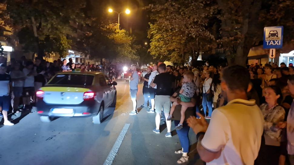 ”Vrem dreptate pentru Alexandra!” Sute de oameni își strigă indignarea în fața spitalului din Botoșani unde Alexandra, tânăra mămică a trei copii, s-a stins din viață 853261