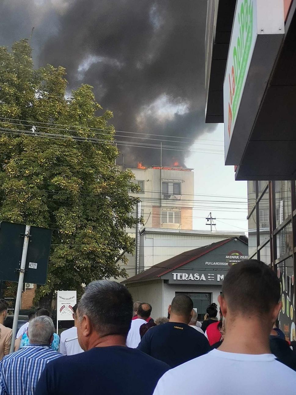 Incendiu puternic într-un bloc din Vaslui. Zeci de oameni evacuaţi 853378