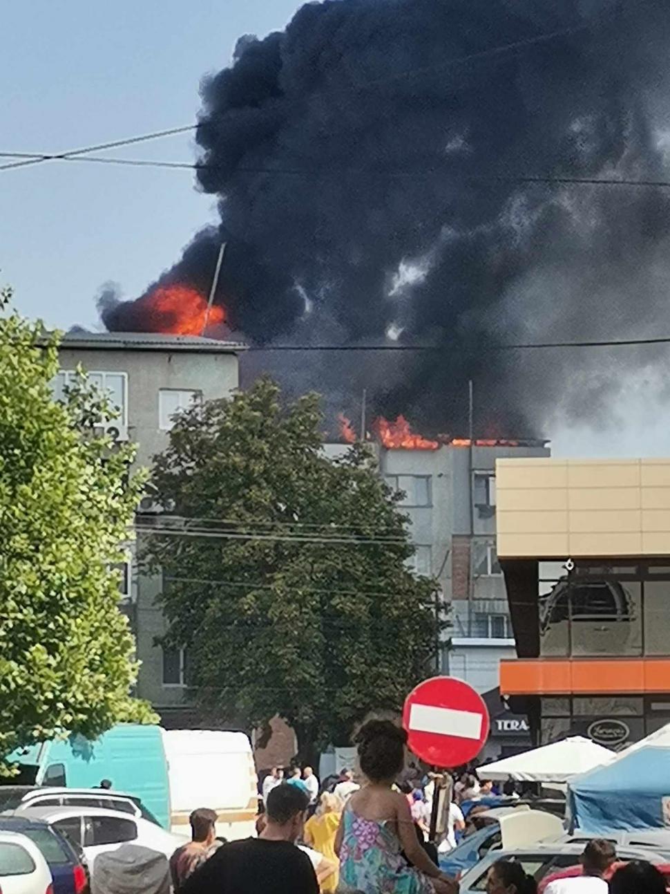 Incendiu puternic într-un bloc din Vaslui. Zeci de oameni evacuaţi 853379