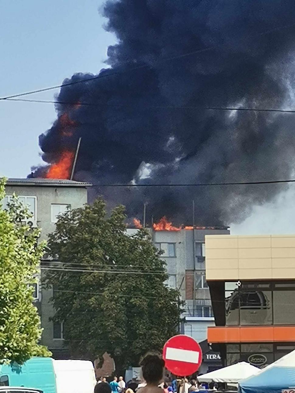 Incendiu puternic într-un bloc din Vaslui. Zeci de oameni evacuaţi 853380