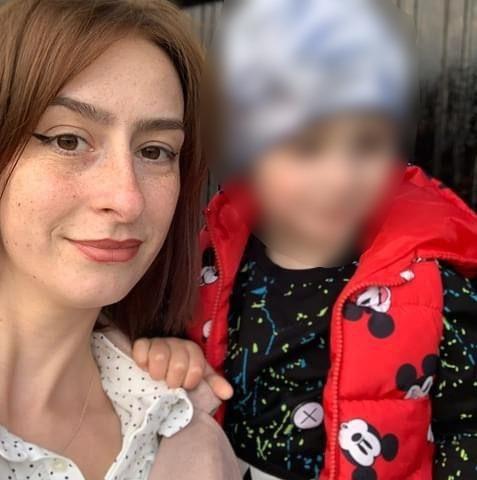 "N-am vrut să le fac nimic rău!" | O mamă s-a aruncat împreună cu cei doi copii de la etajul unui motel din Botoşani. Unul dintre copii a murit 853283