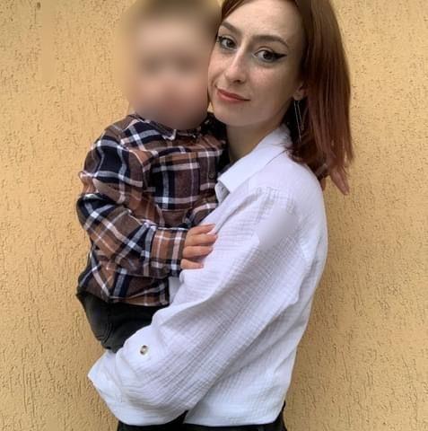 "N-am vrut să le fac nimic rău!" | O mamă s-a aruncat împreună cu cei doi copii de la etajul unui motel din Botoşani. Unul dintre copii a murit 853286