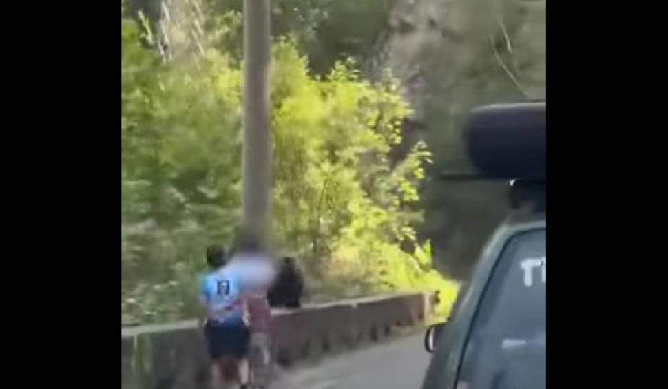 Scene la limita irealului și a tragediei | Momentul în care o mamă își duce fiul să hrănească un urs pe Transfăgărășan  853454