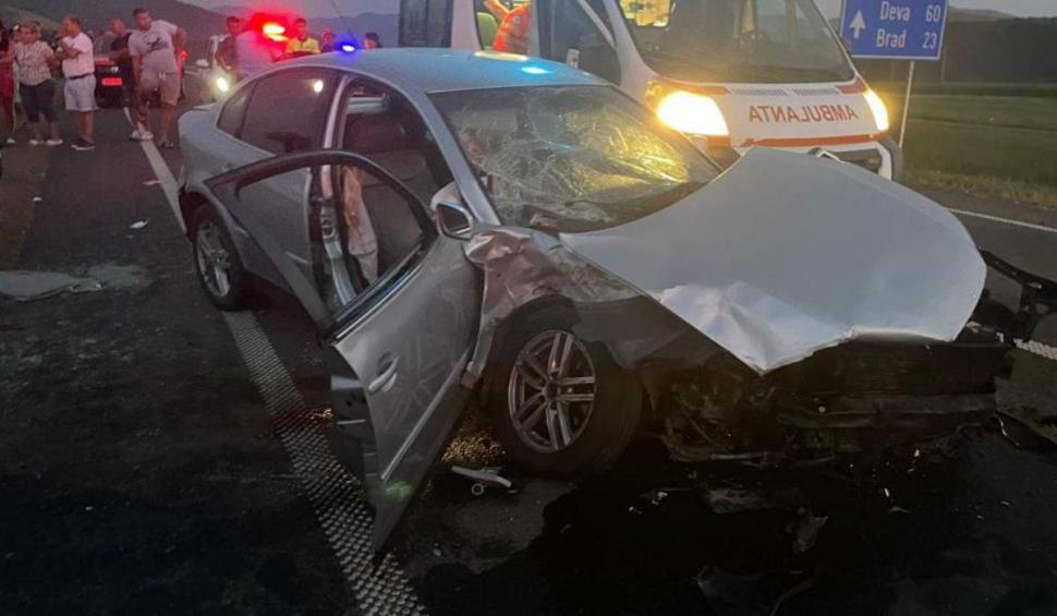 Patru persoane rănite, dintre care două sunt în comă, în urma unui accident rutier grav între Arad și Hunedoara 853677