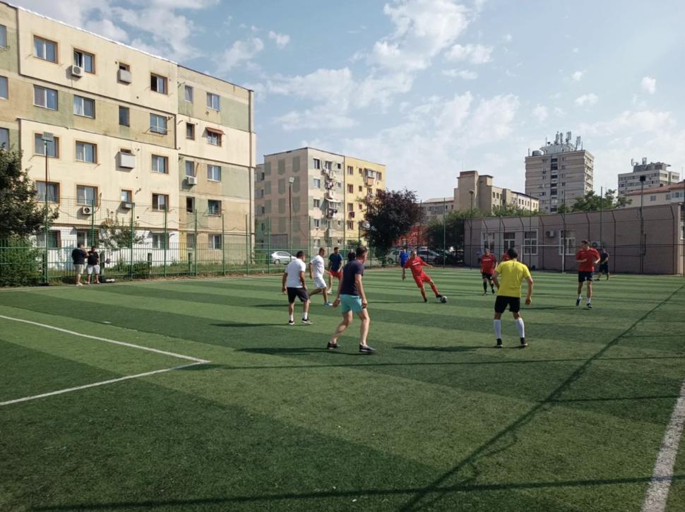 După zeci de ani, prietenii din copilărie de la un bloc din Târgu Jiu s-au întors, din toate colțurile lumii, pentru a se revedea: "Ne jucam cu tubermane" 853550