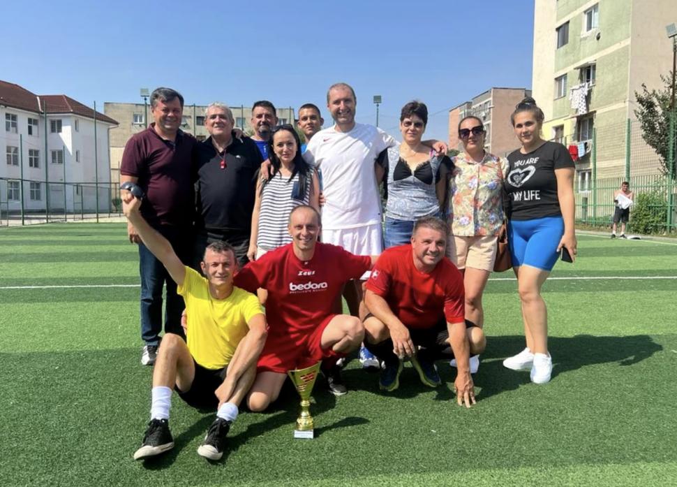 După zeci de ani, prietenii din copilărie de la un bloc din Târgu Jiu s-au întors, din toate colțurile lumii, pentru a se revedea: "Ne jucam cu tubermane" 853551