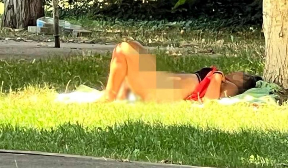 O femeie s-a "relaxat" dezbrăcată într-un parc din Arad, ca pe plaja de nudiști. Trecătorii șocați au sunat la poliție