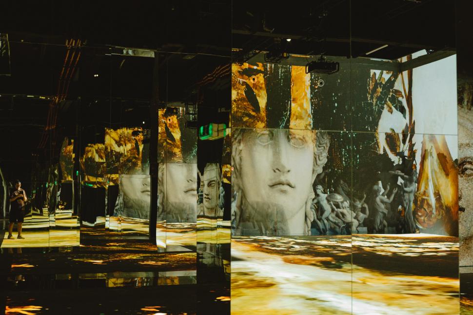 Imagini spectaculoase de la primul muzeu imersiv din România, gata să îşi primească vizitatorii în acest weekend la Bucureşti 853897