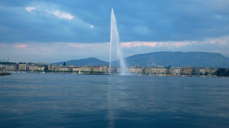 Un tânăr a ajuns la spital după ce a vrut să "îmbrățișeze" celebrul jet de apă din Geneva